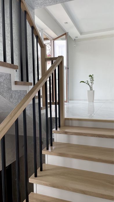 Сходи та поручні