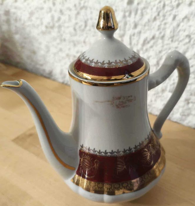 Bule com prato, em porcelana.