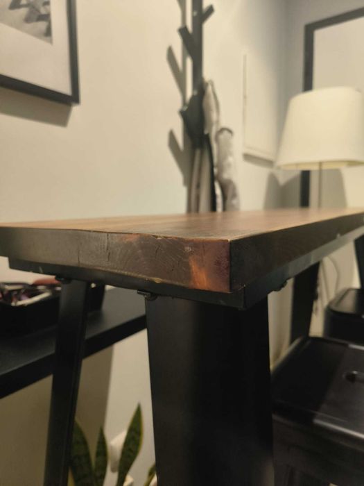 Mesa alta com tampo de de madeira natural e duas cadeiras