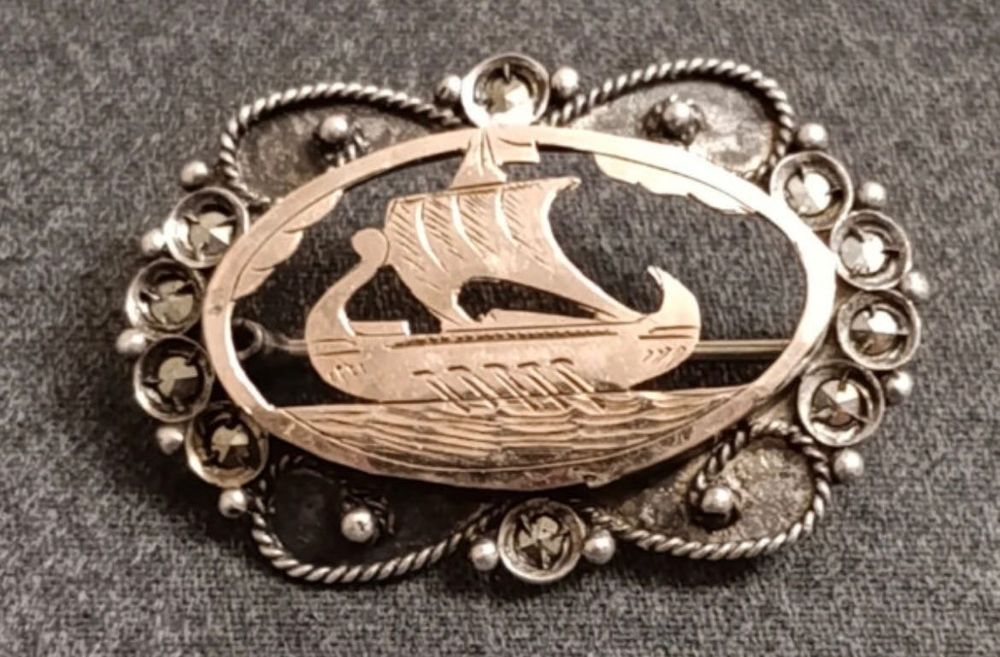 Broche em ouro e prata