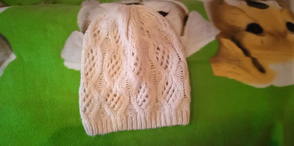 Beżowa czapeczka