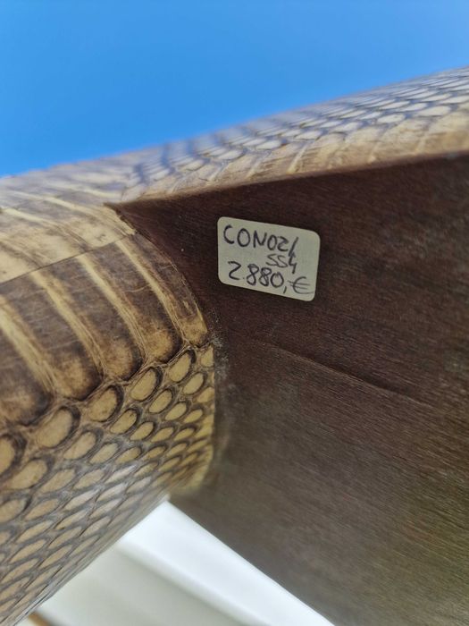 Conjunto de mesa e cadeira de madeira e pele da marca R&Y8 Augousti