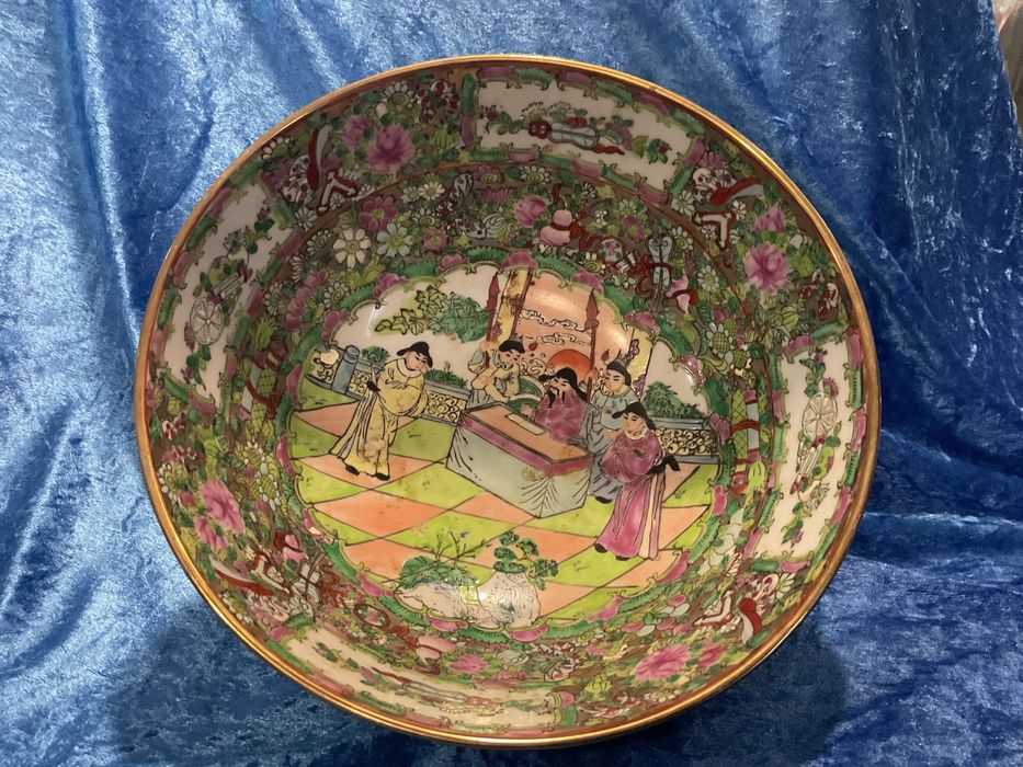 Chinese famille rose madalion porcelain . 25x12 cm discrição abaixo