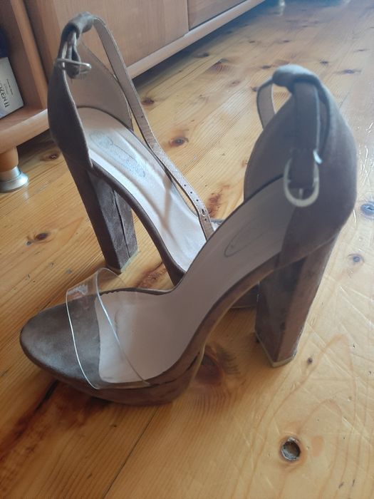 Buty zamszowe na słupku