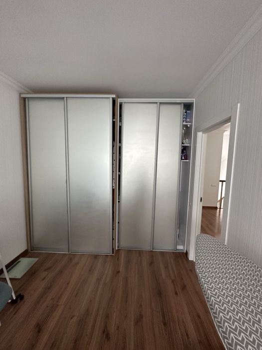 Продаж сучасного котеджу разом із зем ділянкою. Виставка