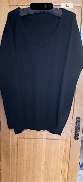 Sweter,100% kaszmir , czarny, b,miły i ciepły.