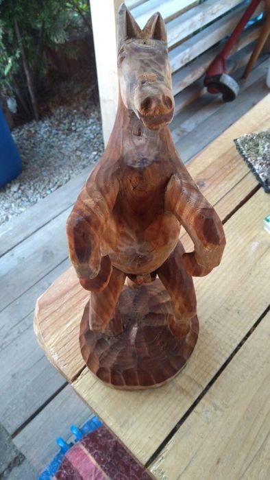 Koń z jajami na wierchu, drewniany, żeźba
