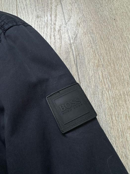 Куртка hugo boss M размер