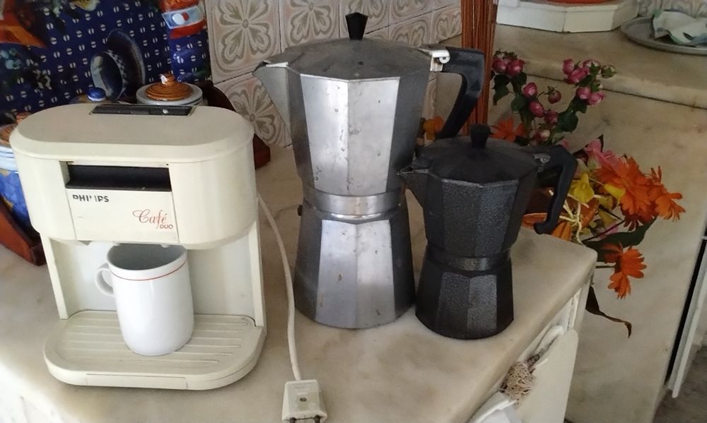 3 máquinas de café.