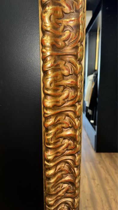 Espelho com moldura em madeira em dourado