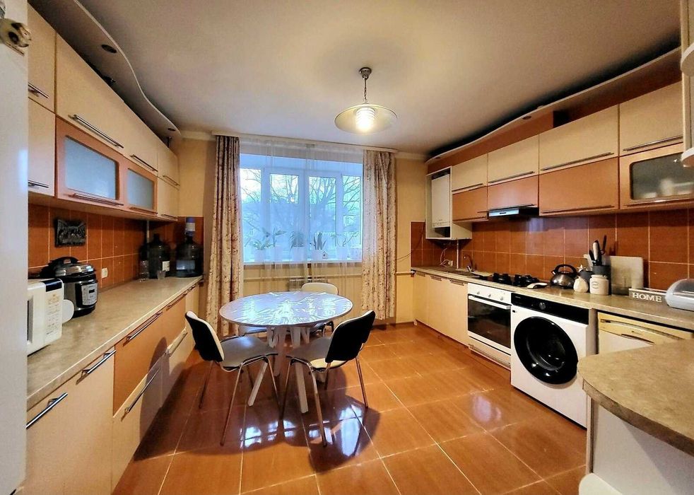 Продам квартиру з гаражем в Центрі міста