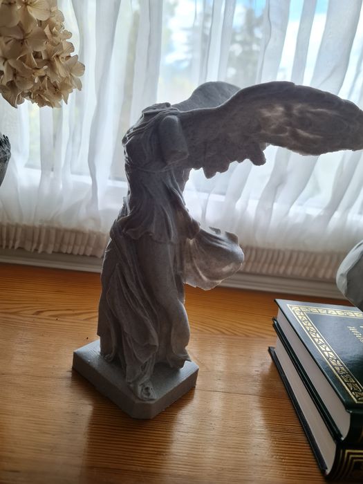 Nike z Samotrake rzeźba około 25 cm