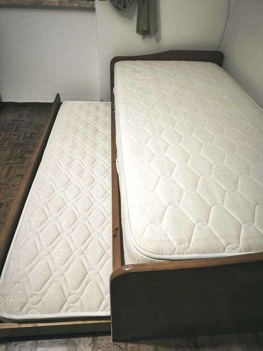 Vendo Cama com dois Colchões Ortopédicos (Bom Estado)