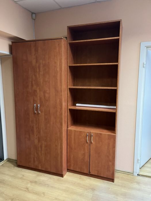 Офісні меблі стільці шафи