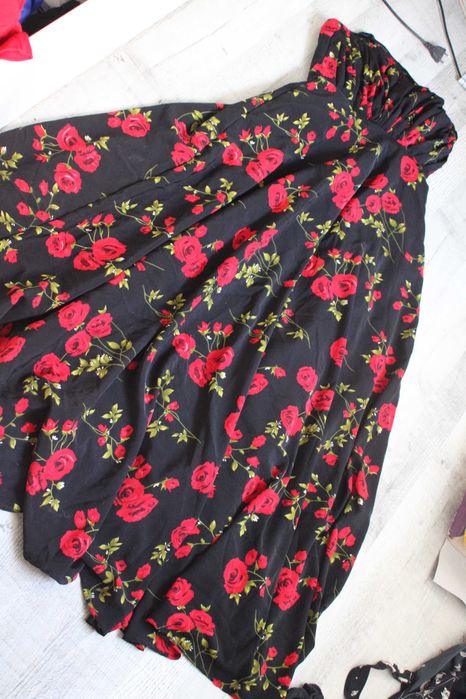 Vestido de cerimónia comprido, preto com flores