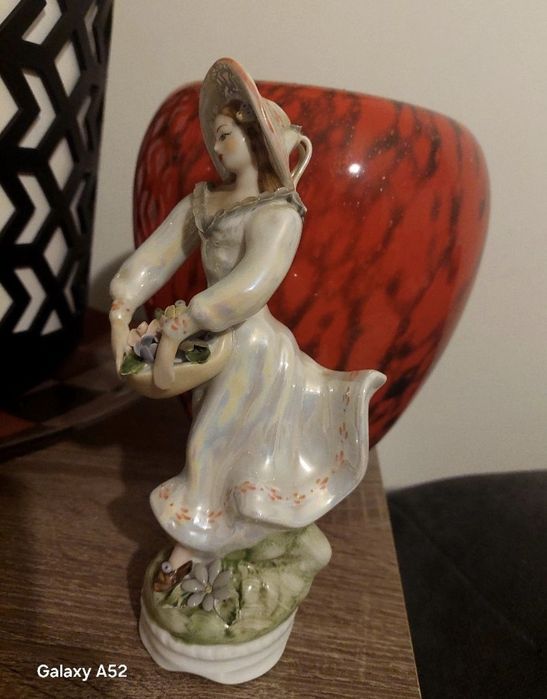 Piękne figurki z porcelany retro / vintage – Dama Apulum / Dama na szezlongu