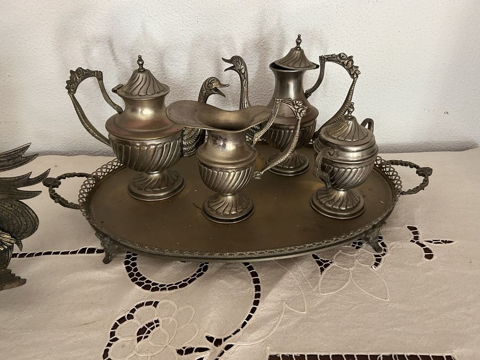 Serviço de Casquinha - Bules e açucareiro + Estátuas ‘Luta de Galos’