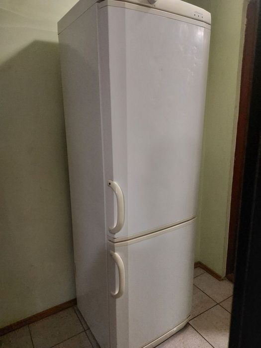 Холодильник двокамерний