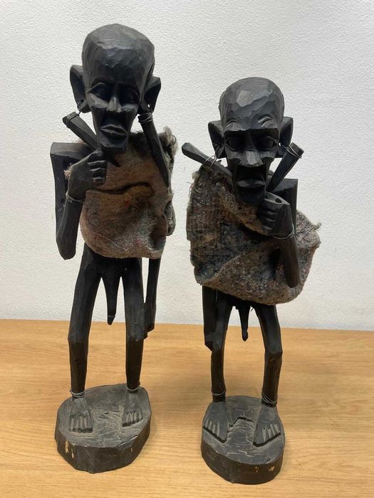 Arte africana artesanal, figuras masculinas esculpidas em madeira
