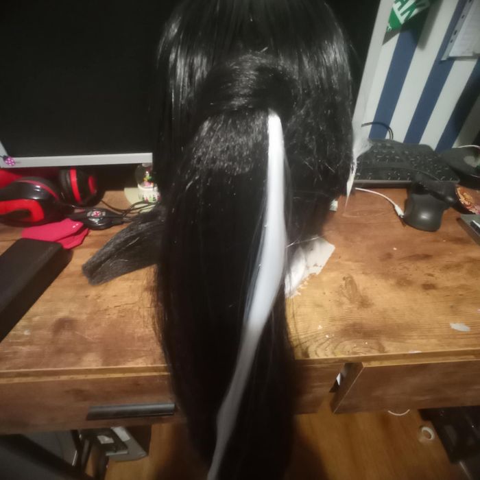 Czarny wig z białymi paskami do Dark Cacao