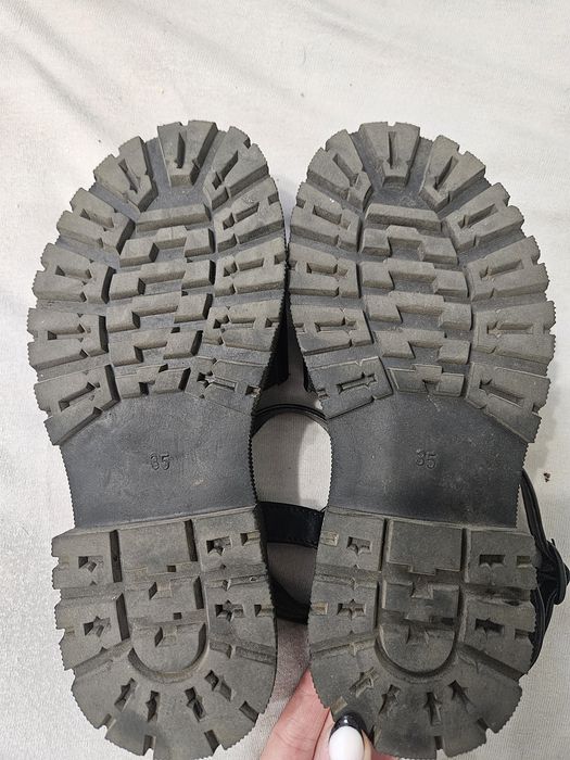 Czarne sandałki idealne na lato