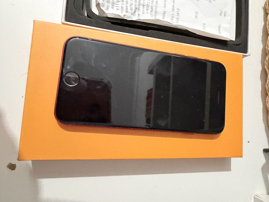 Iphone SE vermelho