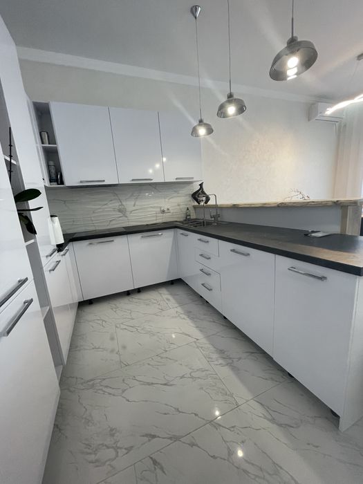 Гарний, Сучасний, добротний  будинок з басейном