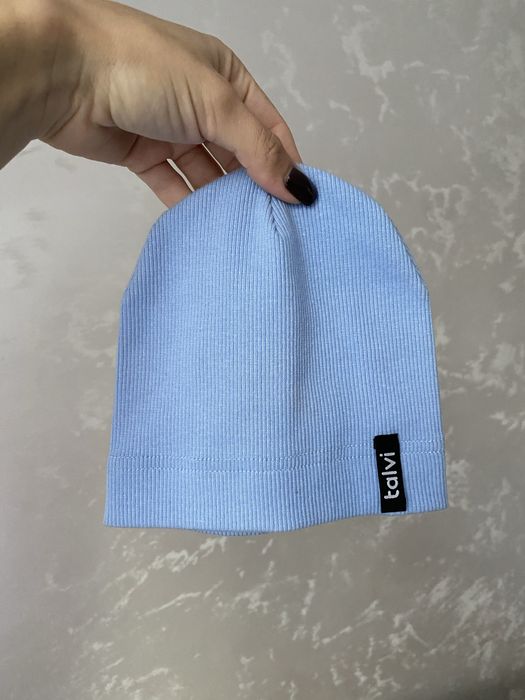 Блакитна шапка для хлопчика або дівчинки