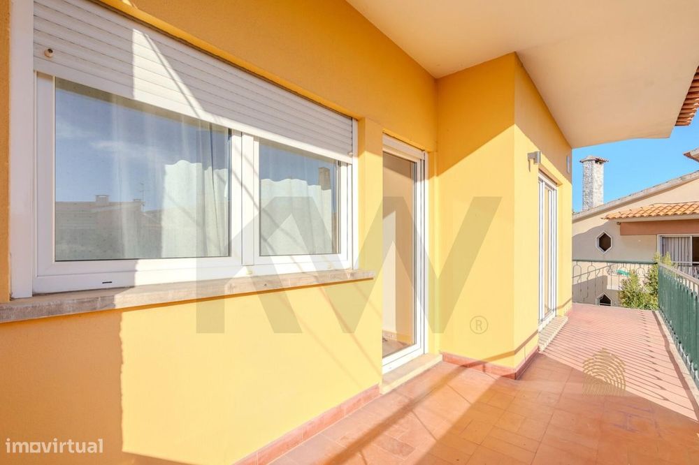 Moradia geminada T3 no centro da Parede, com 345 m2 de terreno, garage
