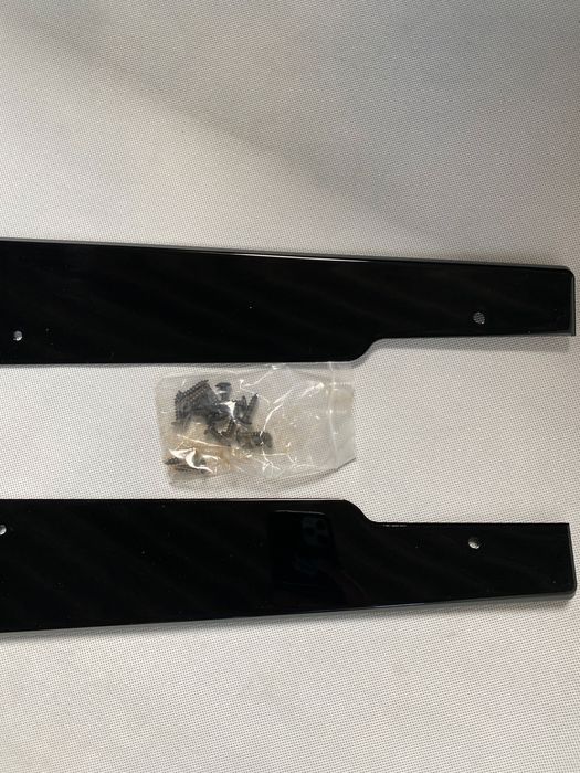 Dokładki Listwy Pod Progi BMW E90 E91 E92 E93 CZARNY POŁYSK / CARBON