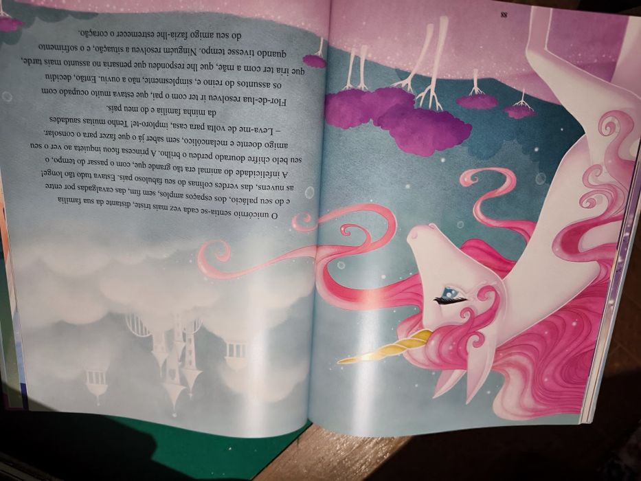 Livro Histórias de Princesas e unicórnios