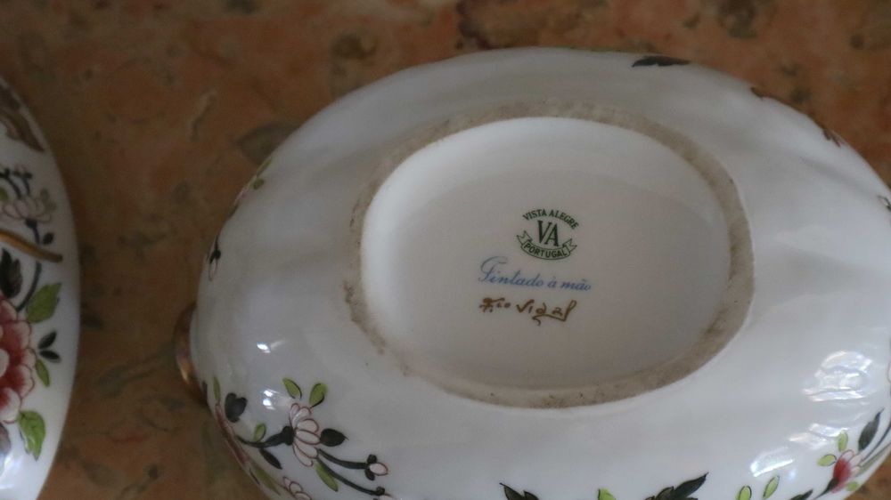 Caixa com tampa "Melão" em porcelana da Vista Alegre.  Pintada á mão