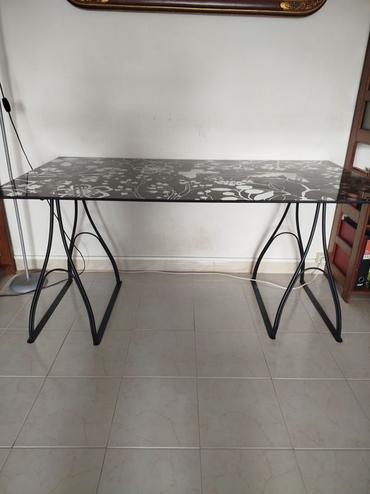 Mesa em vidro com motivos