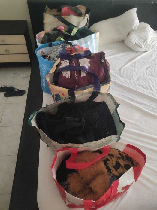 Lote de roupa e acessórios de mulher