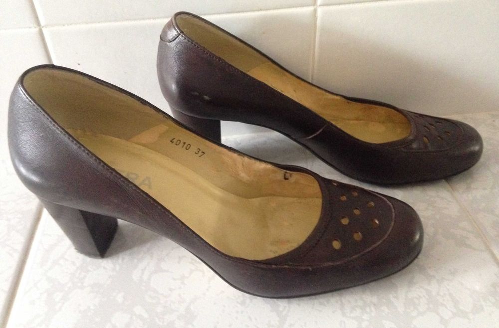 Sapatos em pele cor castanho