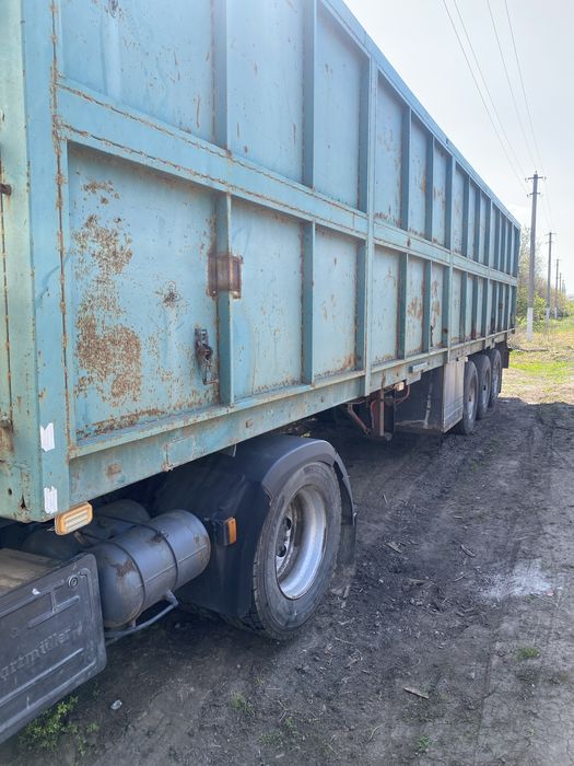 Тягач з напівпричепом зерновозом
