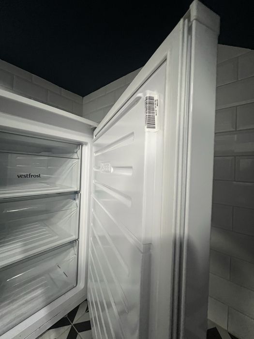 Морозильна камера VESTFROST CMF103W