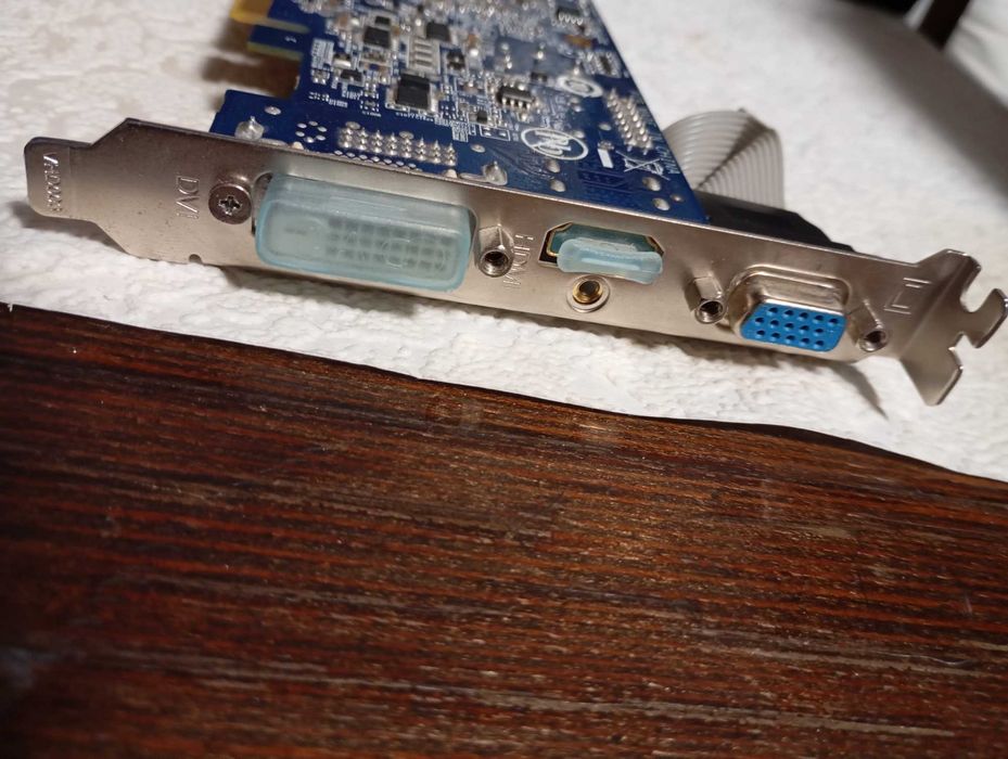 Продам відео карту AMD Radeon HD 6450 1gb ddr3