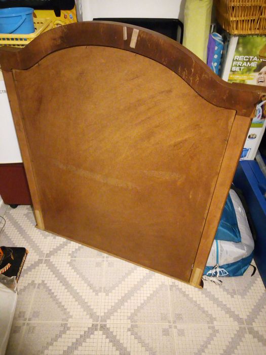 Espelho grande envolto em madeira