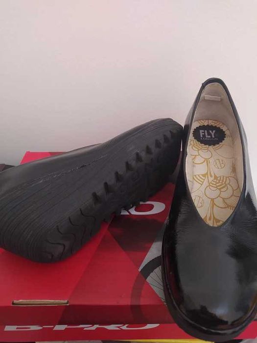 Sapatos Fly by London como novos