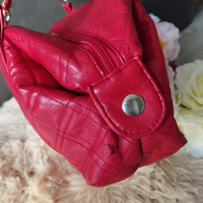 Elegancka czerwona torebka Atmosphere z łańcuszkami i kieszonkami – id