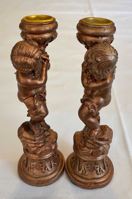 Par de castiçais para velas "putti" barrocos.