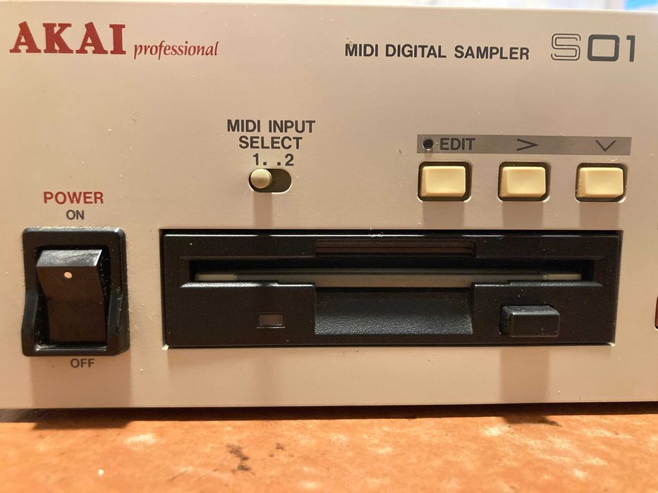 Akai S01 sampler