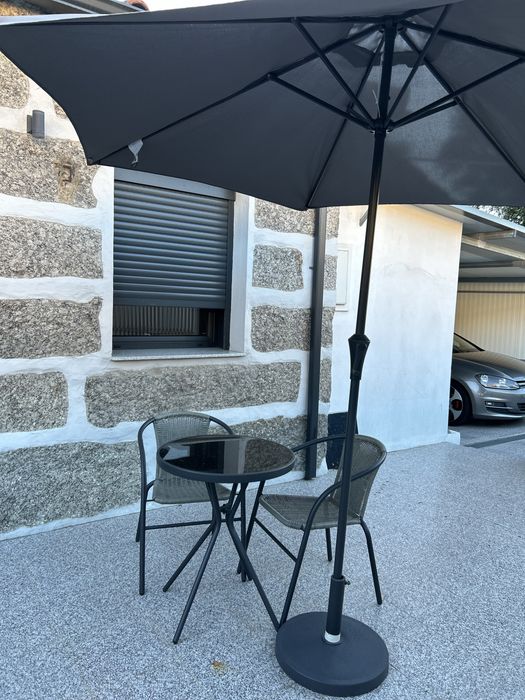 Guarda sol com mesa e cadeira