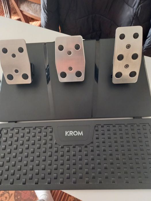 VENDO VOLANTE USADO MAS EM BOM estado para  pc com pedais e mudanças