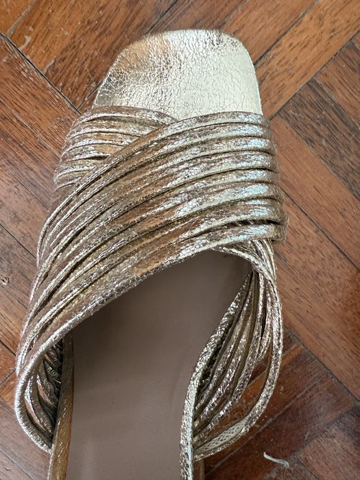 Sandalias douradas usadas 2 vezes