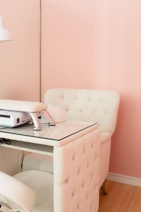 Manicure table for rent / eyebrow designer booth64617579558915120