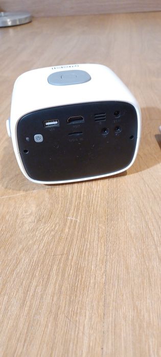 Mini projetor portátil com sistema de áudio incluído