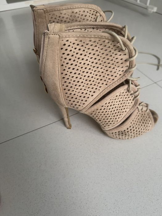 Letnie wiązane botki 37