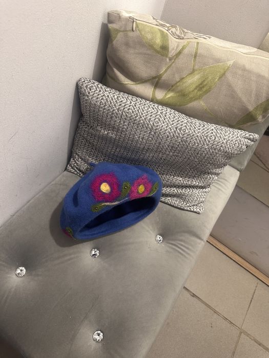 Nowy beret wełniany  hand made kwiaty